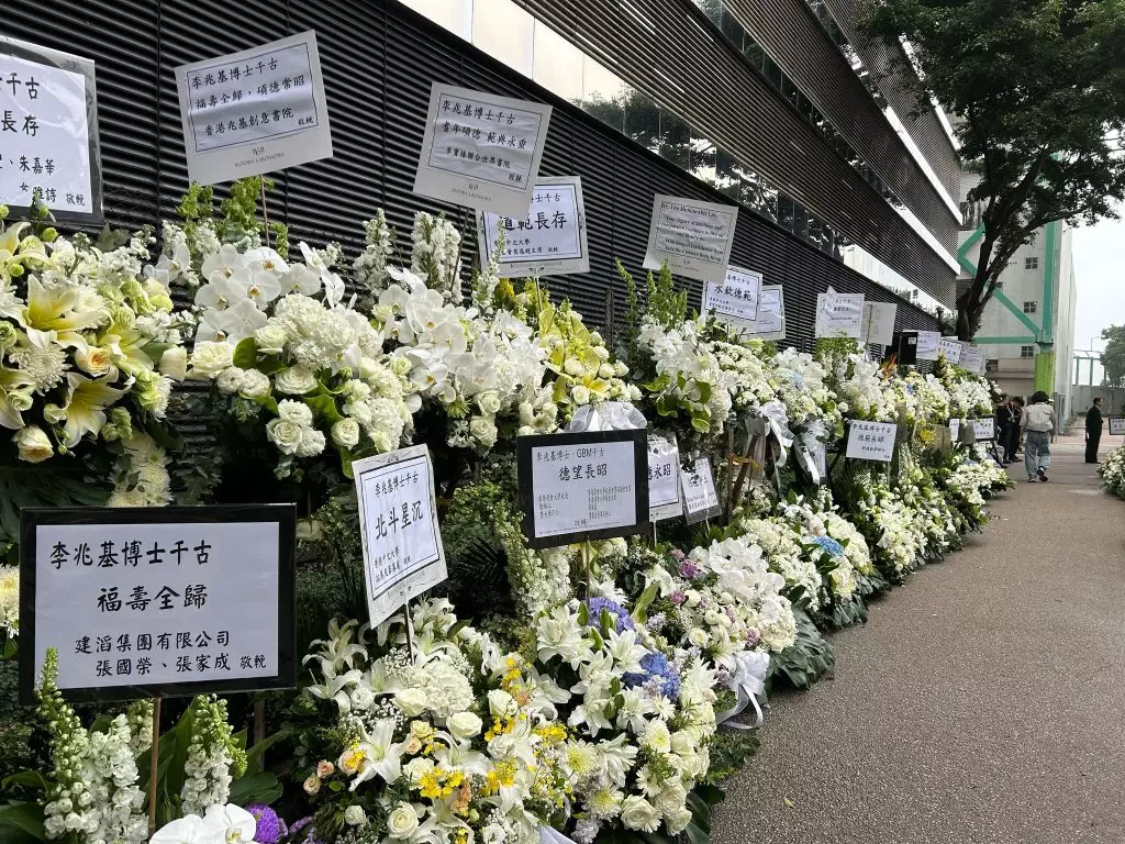 有不少市民前來寫花紙、在靈堂鞠躬,送別「四叔」。巴士的報記者攝