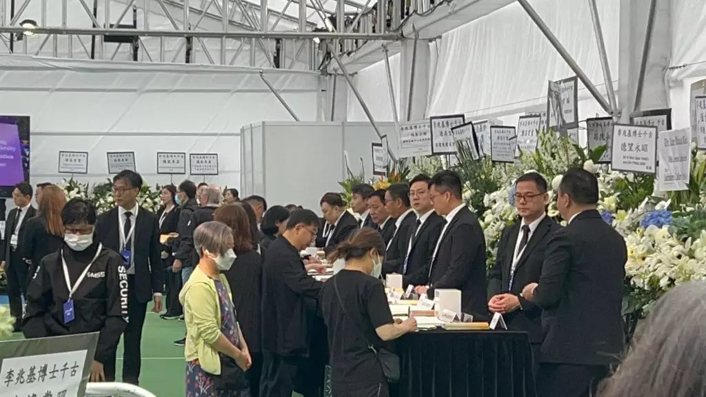 有不少市民前來寫花紙、在靈堂鞠躬,送別「四叔」。巴士的報記者攝