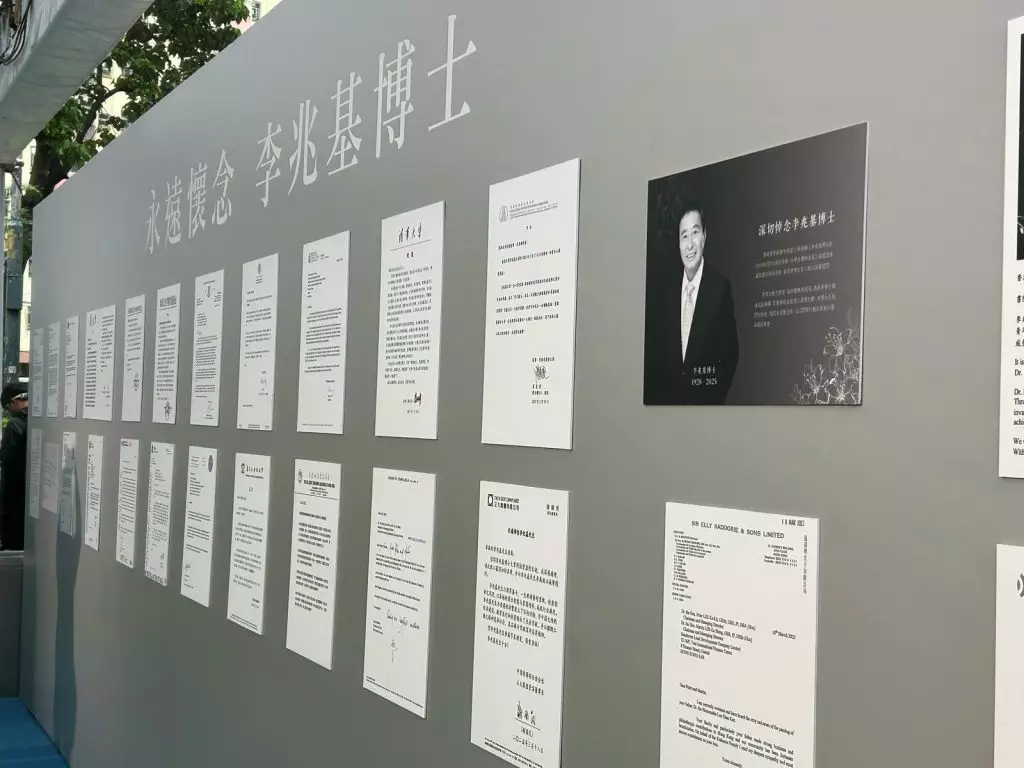 現場備有弔唁留言冊,播放紀念李生平的影片、展示各界人士的弔唁函件。巴士的報記者攝