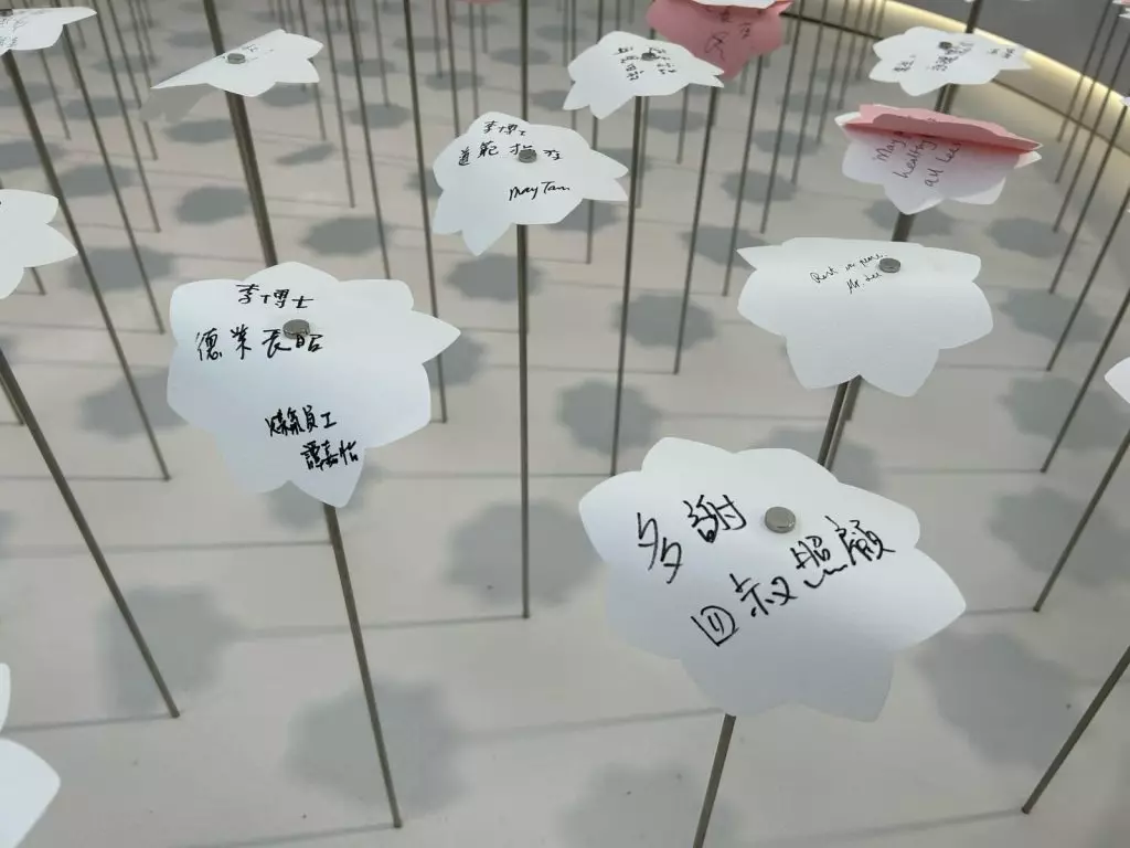 現場備有花池讓致祭人士留言,留言咭將稍後放置在李兆基紀念展覽内的花池。同場亦備有弔唁留言冊,播放紀念李生平的影片、展示各界人士的弔唁函件,並提供紀念小冊子供到場人士取閱。巴士的報記者攝