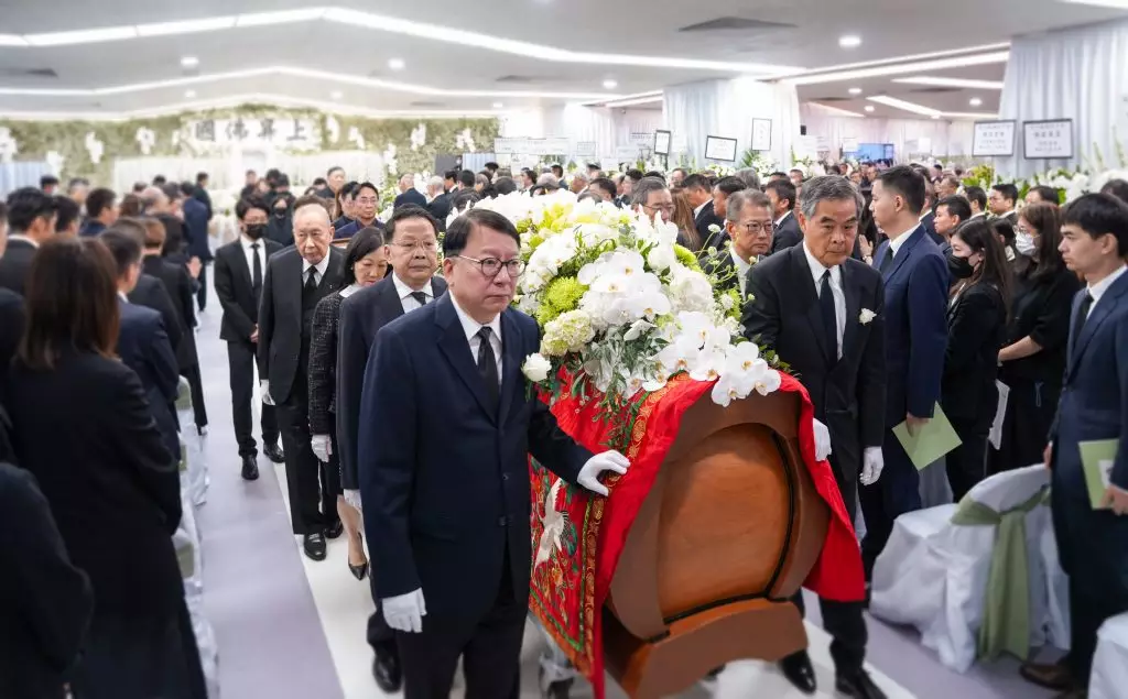 喪禮由政商界翹楚擔任扶靈人,包括社會賢達。