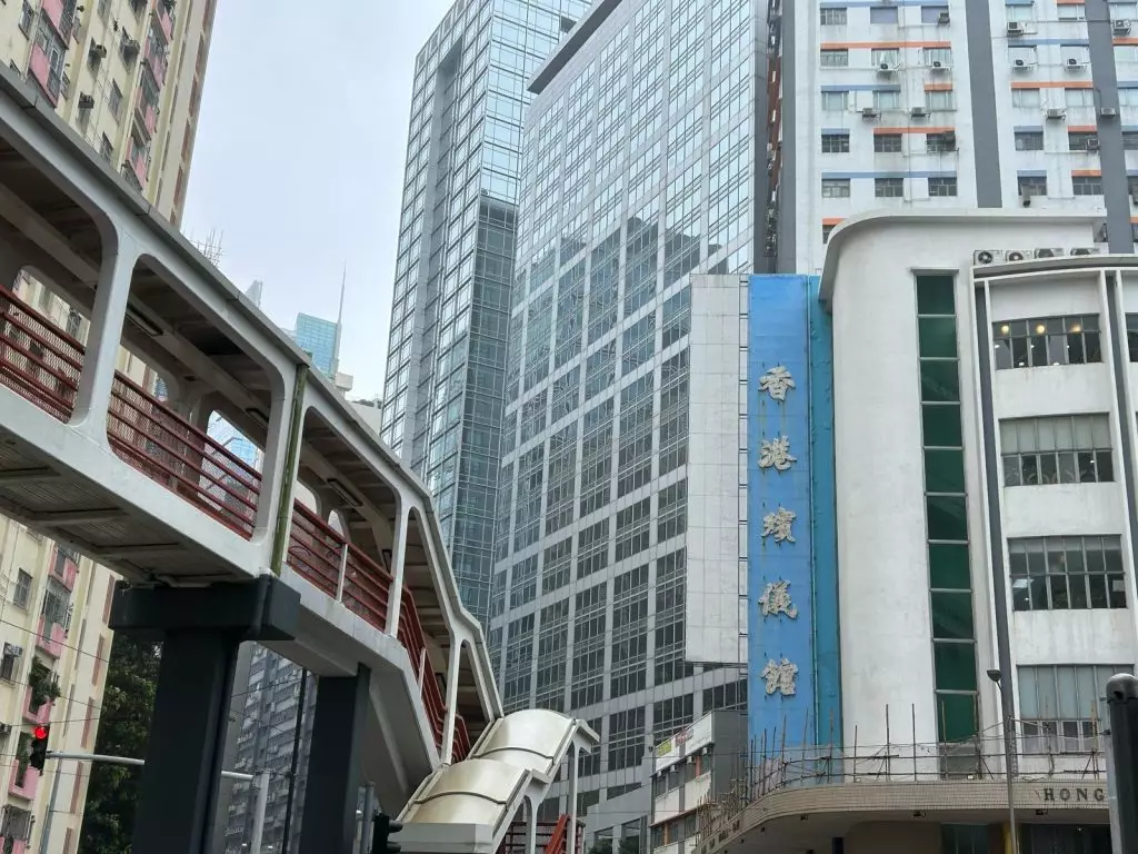 恒基兆業地產集園創辦人李兆基星期日(4 月 27日)在北角香港殯儀館設靈。巴士的報記者攝