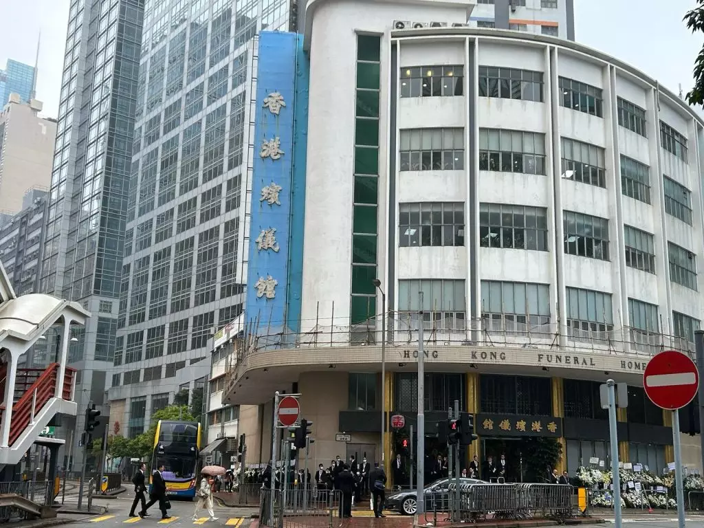 恒基兆業地產集園創辦人李兆基星期日(4 月 27日)在北角香港殯儀館設靈。巴士的報記者攝