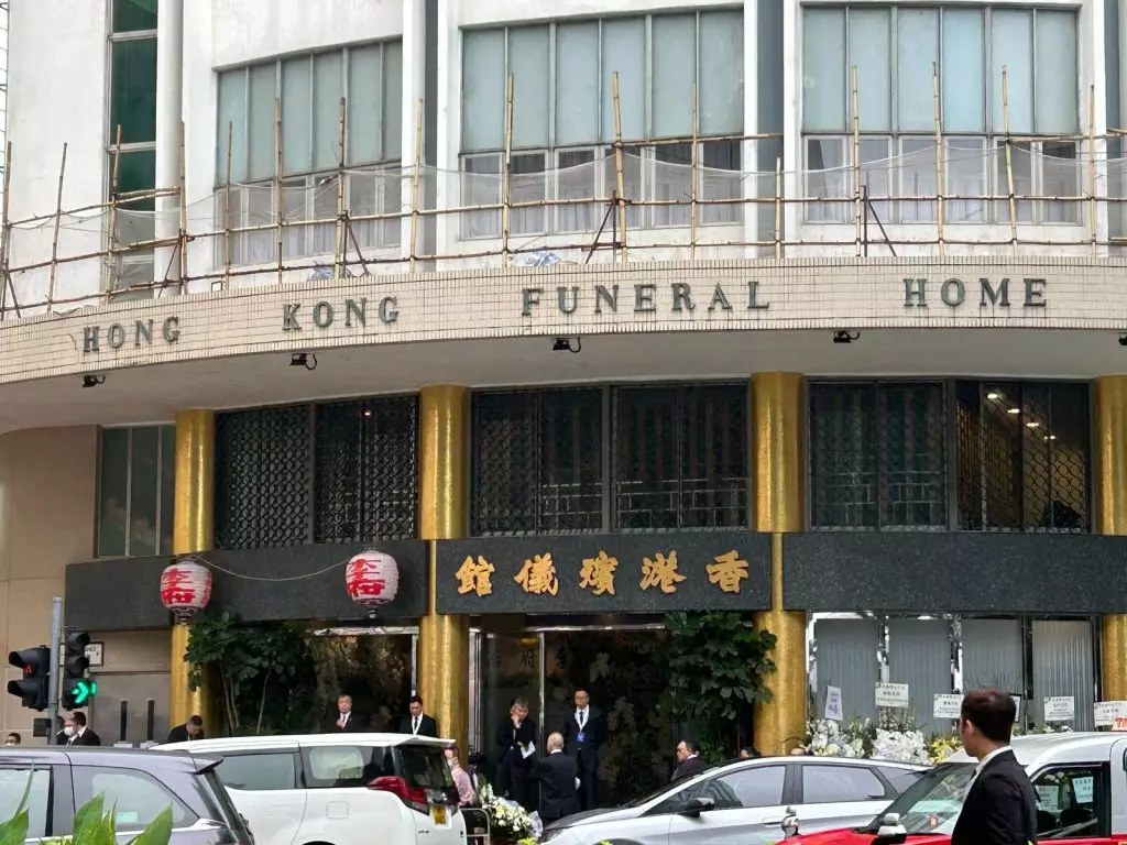 恒基兆業地產集園創辦人李兆基星期日在北角香港殯儀館設靈。巴士的報記者攝