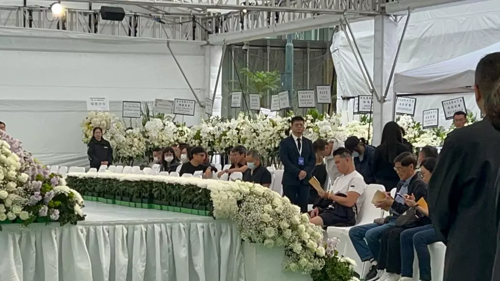 有不少市民前來寫花紙、在靈堂鞠躬,送別「四叔」。巴士的報記者攝