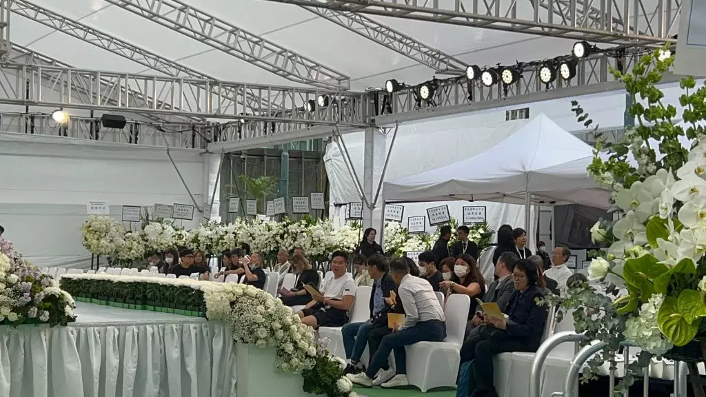 有不少市民前來寫花紙、在靈堂鞠躬,送別「四叔」。巴士的報記者攝