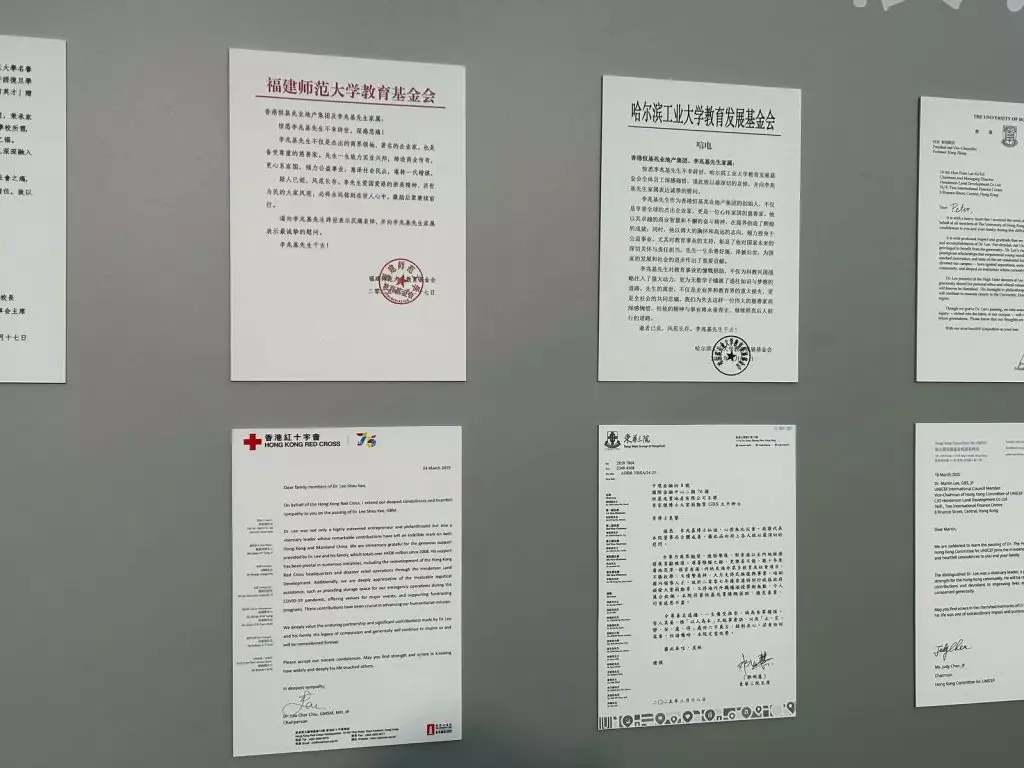 現場備有弔唁留言冊,播放紀念李生平的影片、展示各界人士的弔唁函件。巴士的報記者攝