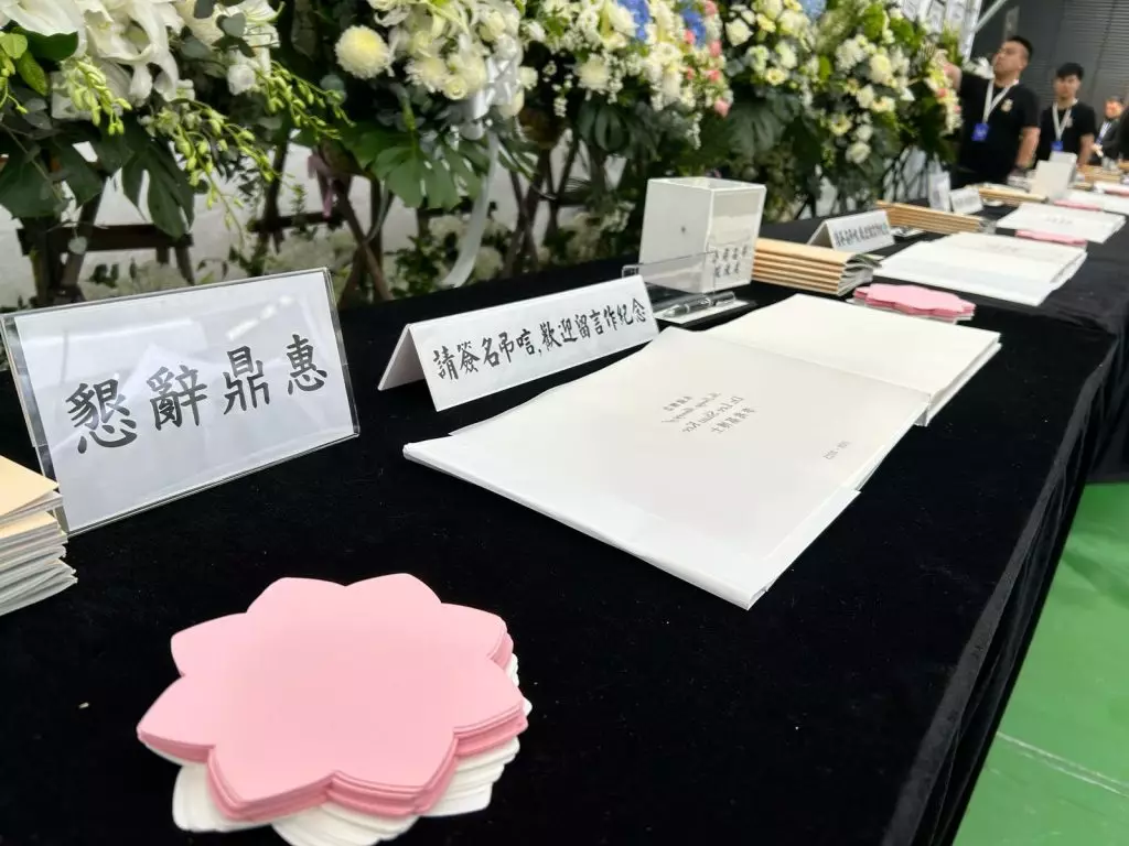 現場備有花池讓致祭人士留言,留言咭將稍後放置在李兆基紀念展覽内的花池。同場亦備有弔唁留言冊,播放紀念李生平的影片、展示各界人士的弔唁函件,並提供紀念小冊子供到場人士取閱。巴士的報記者攝