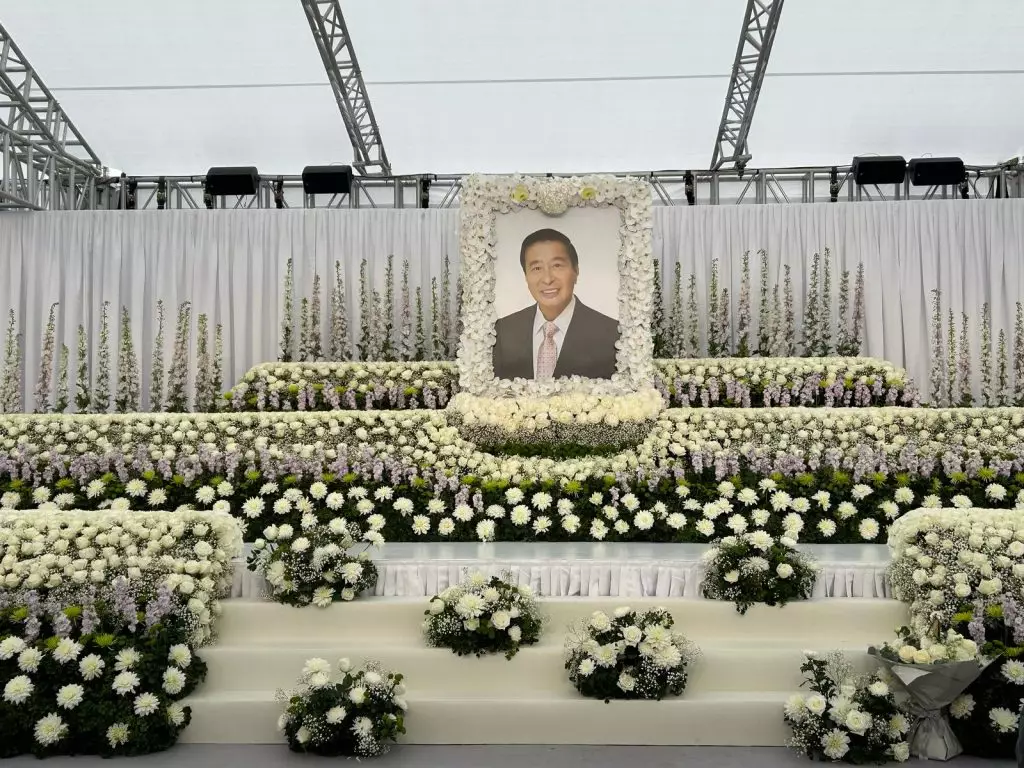 現場設有一個長 12 米、高5 米的大型祭壇,以白色鮮花為主調、典雅莊重。巴士的報記者攝