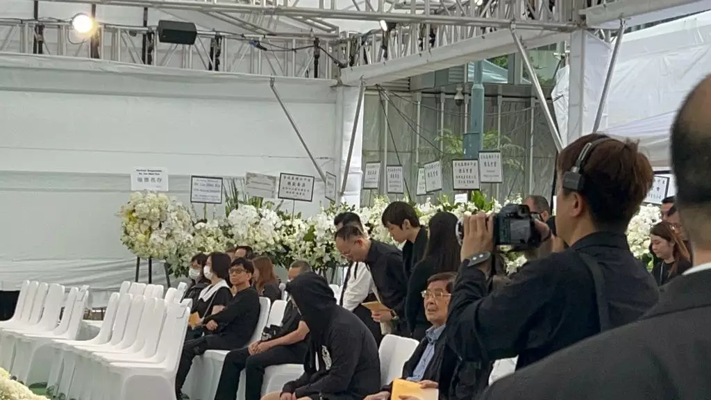 有不少市民前來寫花紙、在靈堂鞠躬,送別「四叔」。巴士的報記者攝
