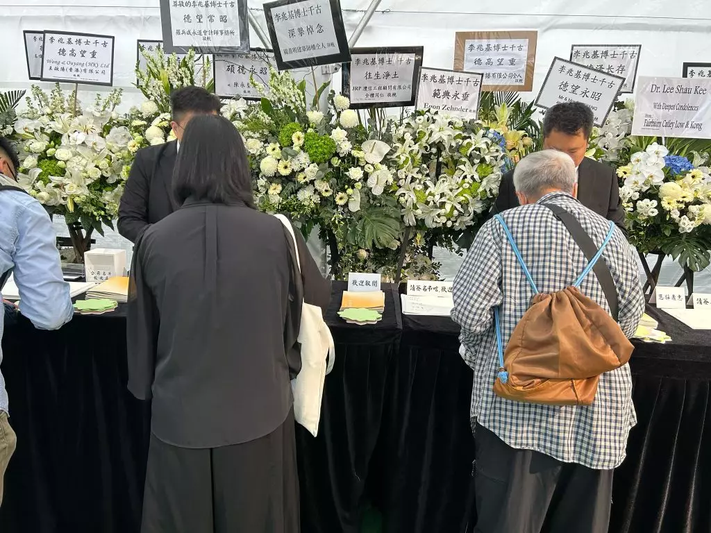 場內設有弔唁留言冊及花池,供致祭人士擺放置留言卡。巴士的報記者攝