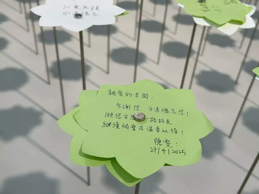 場內設有弔唁留言冊及花池,供致祭人士擺放置留言卡。巴士的報記者攝