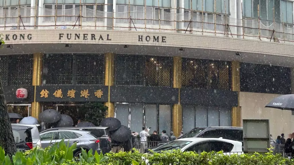 不少員工專程冒兩前來,送別他們心目中的「好老闆」李兆基。巴士的報記者攝