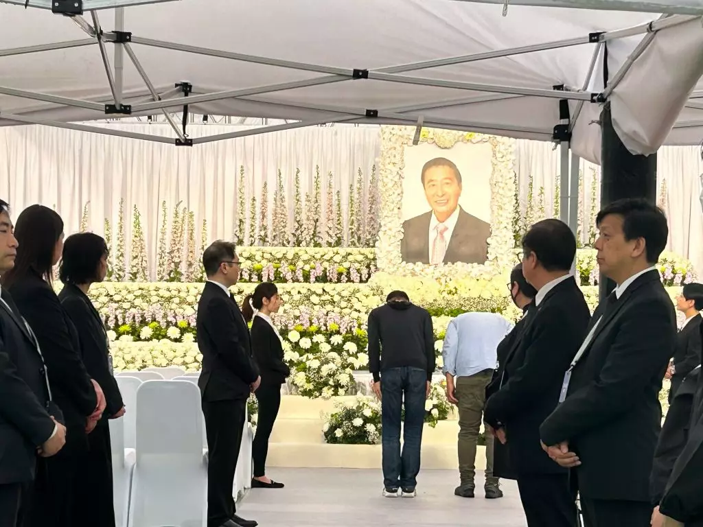 在香港殯儀館對面的渣華道遊樂場位置,設有大型帳篷悼念區,中央安放李兆基的遺照。巴士的報記者攝