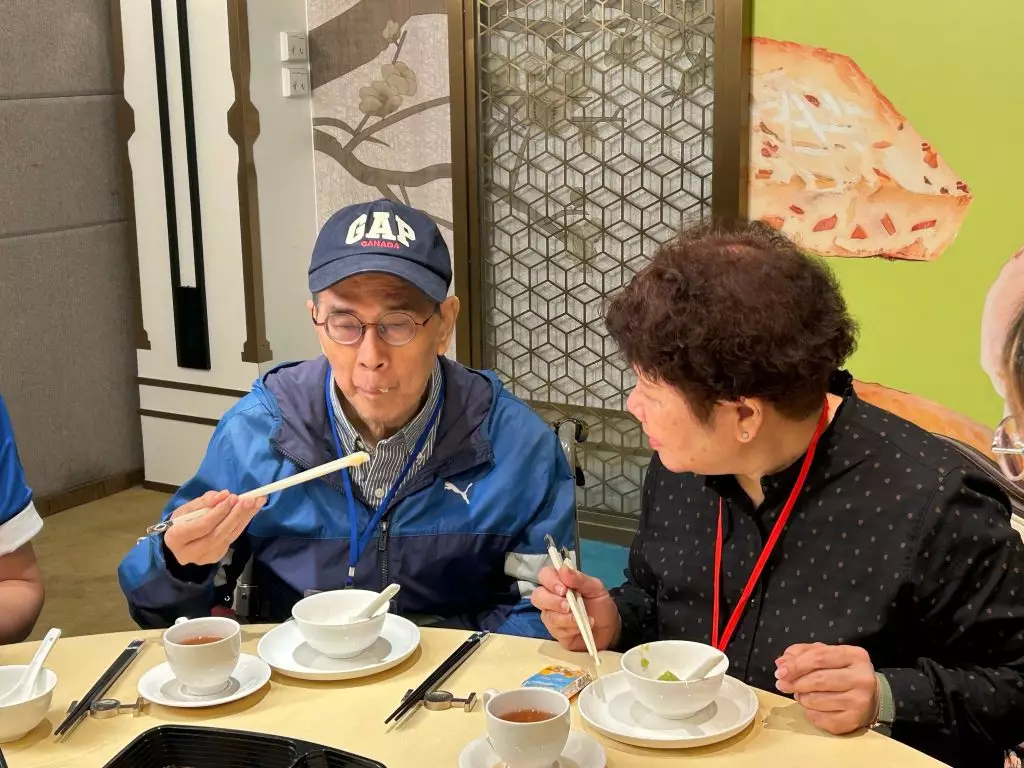關先生和太太。巴士的報記者攝