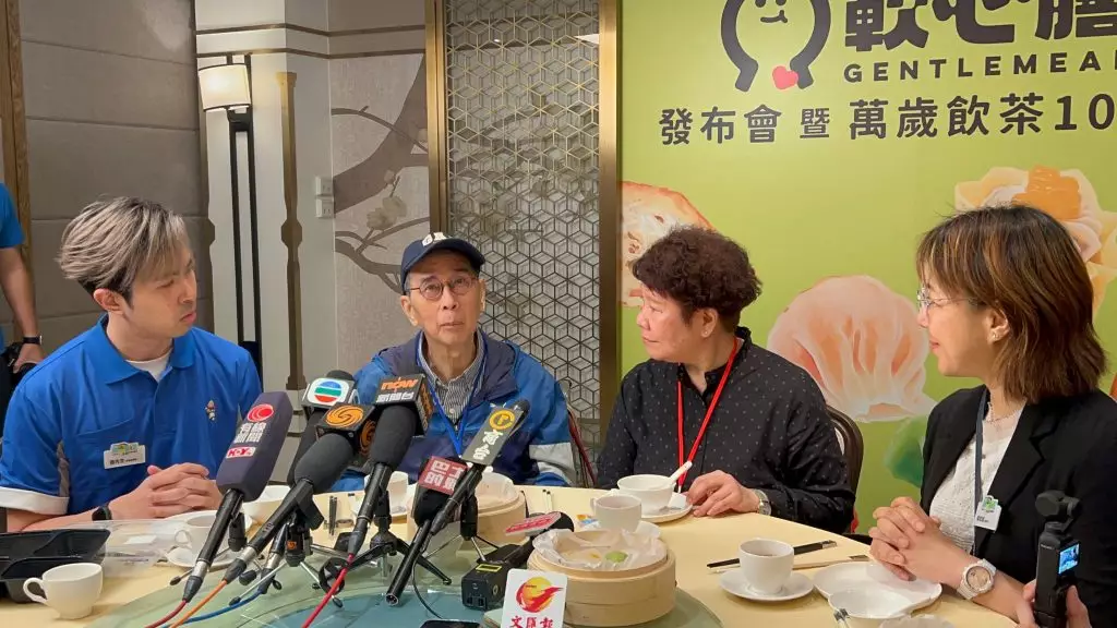 關先生和太太。巴士的報記者攝