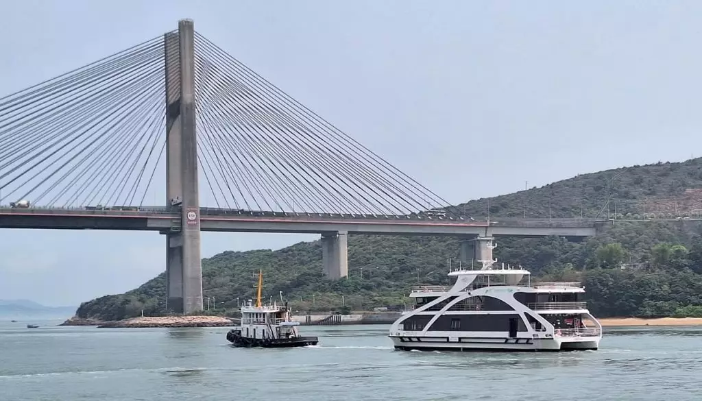 由政府全額資助的第二艘電動渡輪「香港水上的士28」抵港