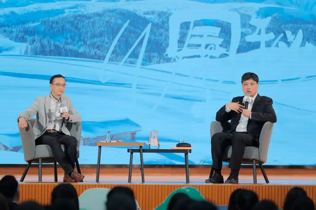 知名作家兼校長潘步釗博士(右)及資深體育評論員鍾志光(左)擔任分享嘉賓。