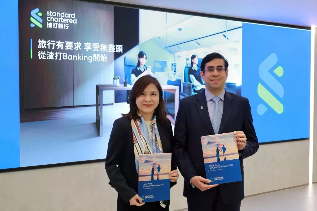渣打香港發布 2025 年富裕族群旅遊調查,並由渣打香港高端客群及零售銀行網絡主管羅倩兒(左)及渣打香港信用卡及私人貸款部主管安碩彥(右)分享結果。
