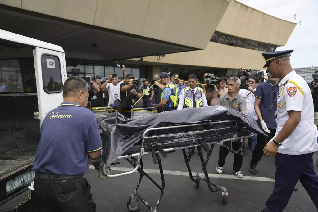 尼諾伊阿基諾機場入口附近,一輛私家車衝破護欄撞向行人路,造成2人死亡,多人受傷。AP圖片