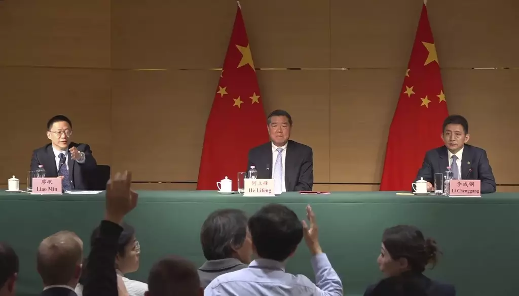 國務院副總理何立峰(中)表示,雙方一致同意建立中美經貿磋商機制。(AP圖片)