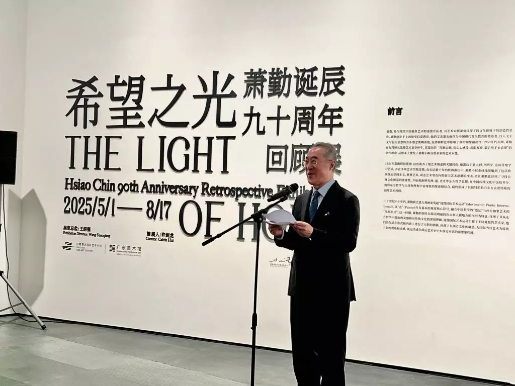 全國政協常委、西九文化區管理局董事局主席唐英年星期五(5月16日)在廣州出席「蕭勤:希望之光 - 90周年回顧展」開幕儀式。
