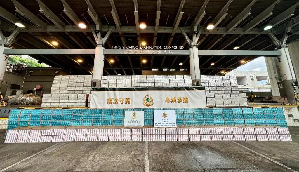 香港海關「截源」行動檢獲約二億二千萬元走私香煙。政府新聞處圖片