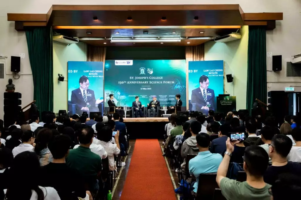 盧煜明教授(左二)與李焯芬教授(右二)兩位重量級師兄與學弟及其他中學的師生,分享科研經歷。(圖片由校方提供)