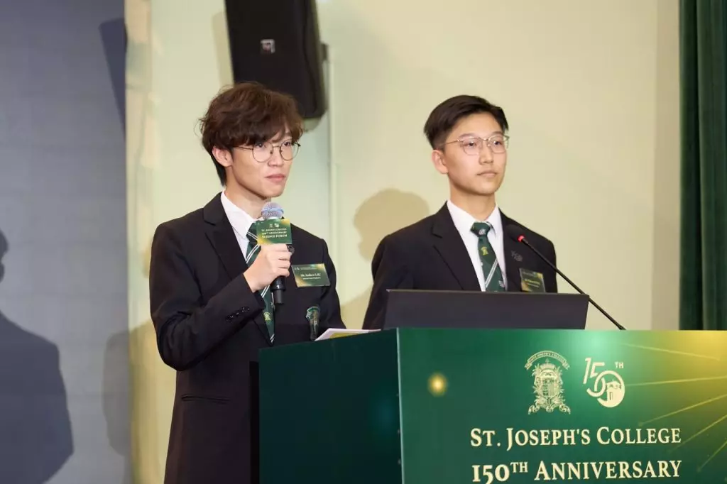 目前於中大修讀醫科,同時在師兄盧煜明教授的實驗室從事研究工作的劉璟龍(左),以及聖若瑟書院的中四學生、科學學會主席王竣顥(右)擔任論壇主持人。(圖片由校方提供)