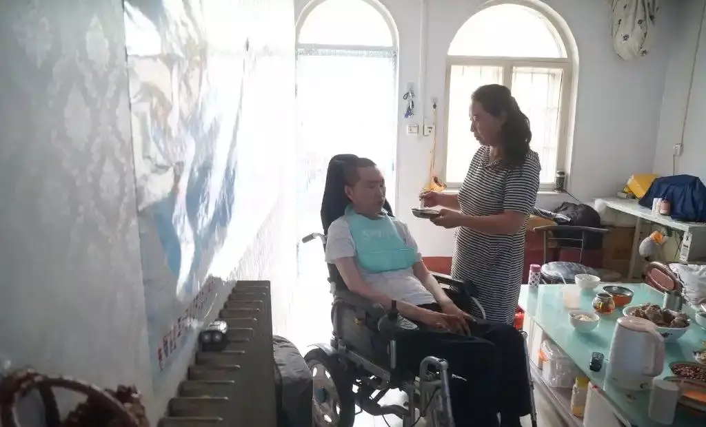 婦人攜漸凍症丈夫跑網約車。網上圖片
