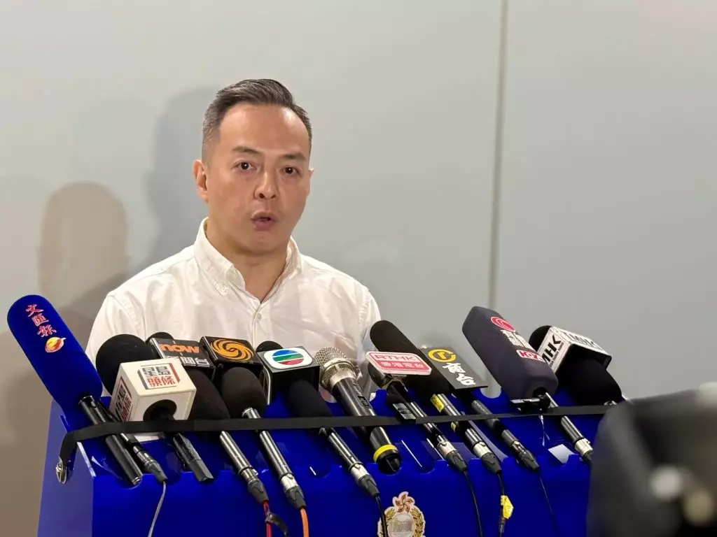 周一鳴星期五晚到醫院探望受傷男警。巴士的報記者攝