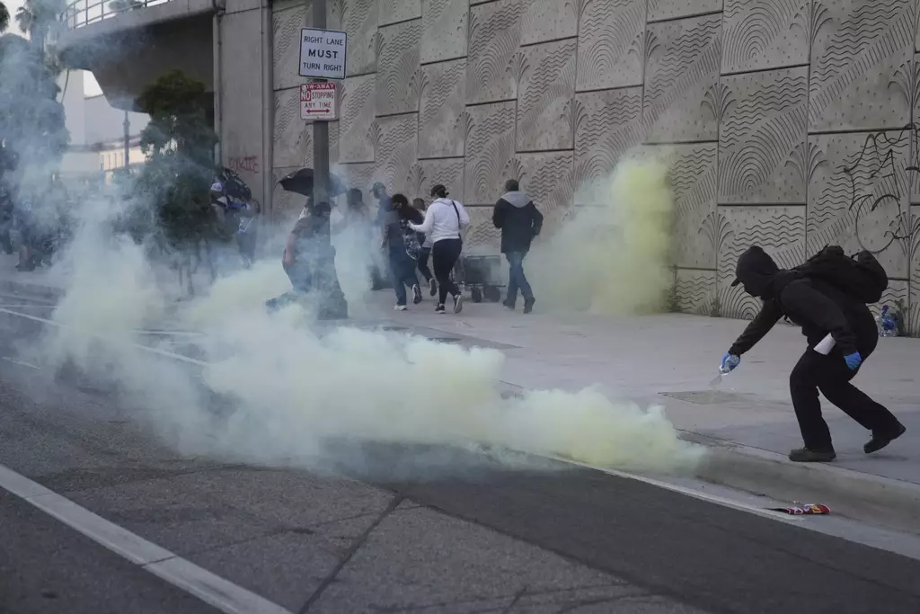 洛杉磯搜捕非法移民引致的示威行動,警方施放催淚彈。AP圖片