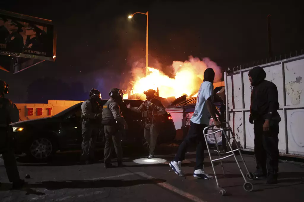 洛杉磯搜捕非法移民引致的示威行動,多處地方有人縱火。AP圖片