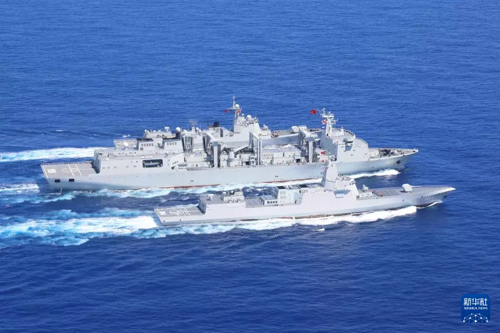 6月上旬,海軍航母編隊在西太平洋海域開展訓練。 圖為編隊屬艦進行航行補給。 新華社圖片