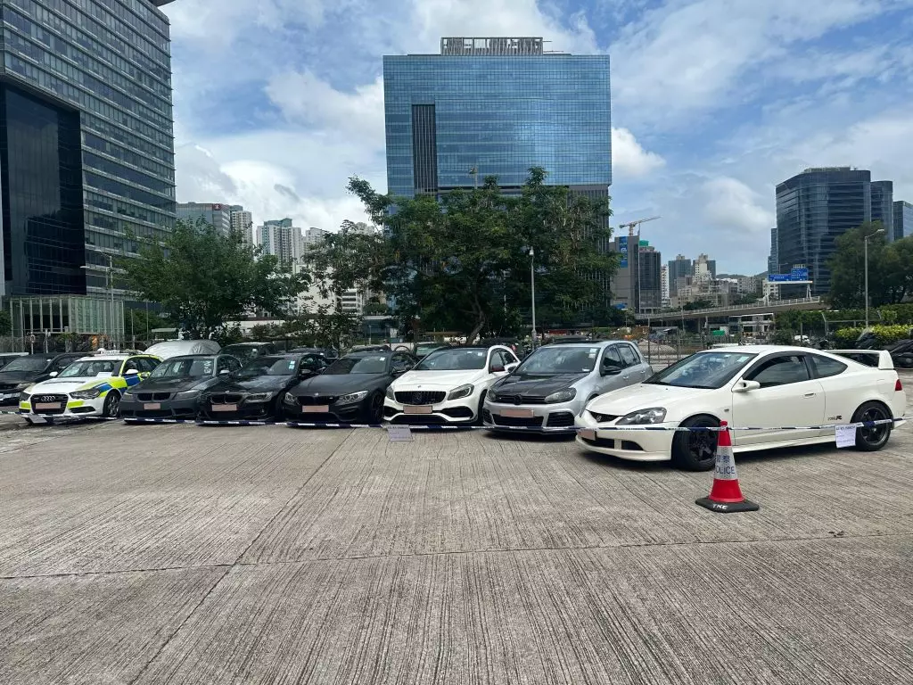 警方拘8男,涉非法賽車及沒有第三者保險而使用車輛。
