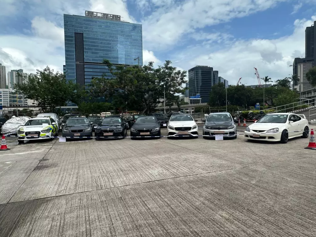 警方拘8男,涉非法賽車及沒有第三者保險而使用車輛。