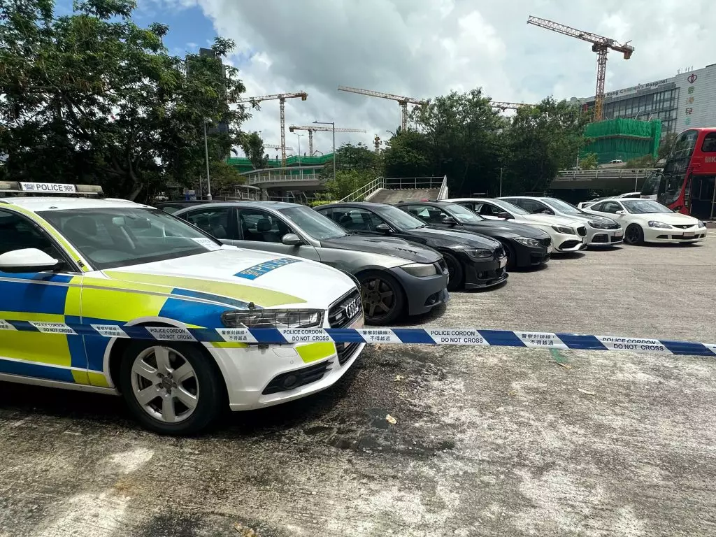 警方拘8男,涉非法賽車及沒有第三者保險而使用車輛。