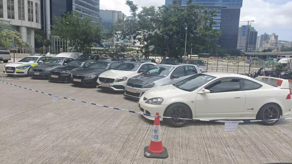警方拘8男,涉非法賽車及沒有第三者保險而使用車輛。