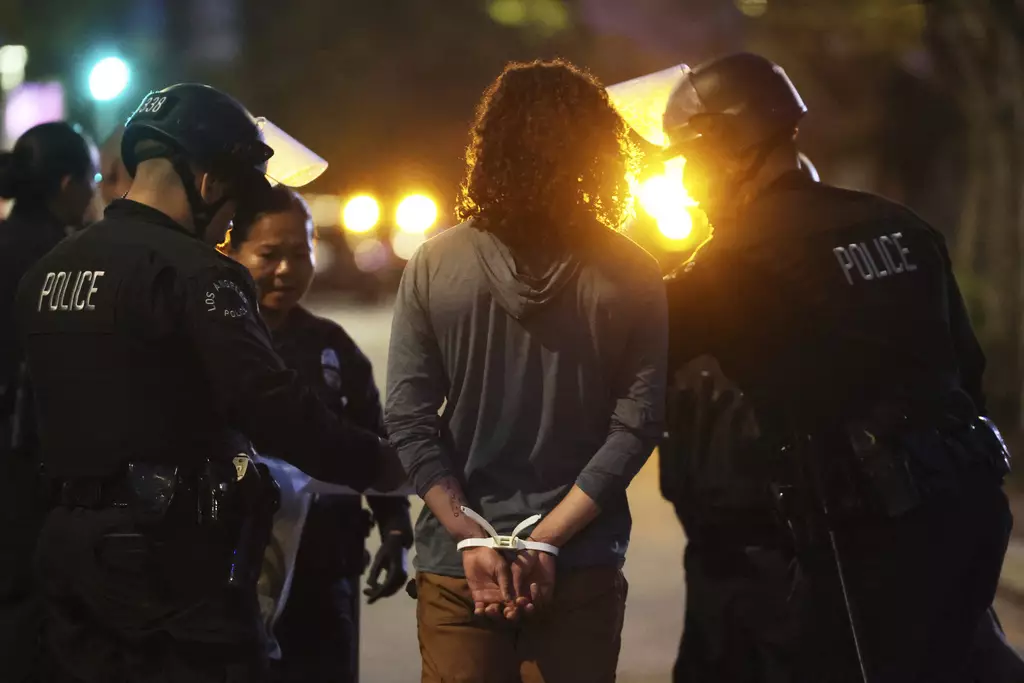警方說,在市中心地區星期三(6月11日)的抗議活動拘捕超過80人。AP圖片