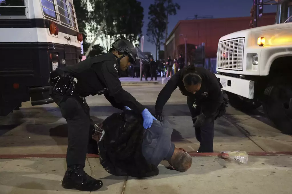洛杉磯市中心部分地區繼續宵禁,警方拘捕多人。AP圖片