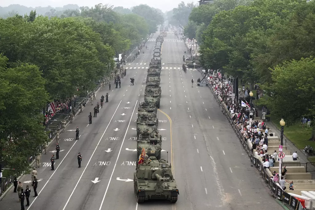 一百多輛坦克及軍用車輛、數十架飛機等參與,部分坦克參與過二次世界大戰。AP圖片