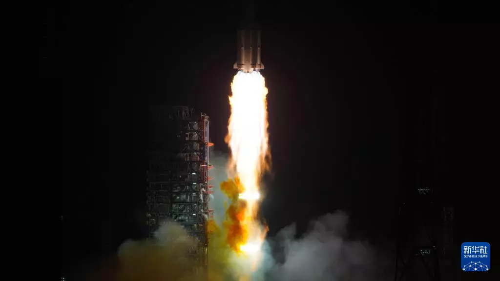 長征三號乙運載火箭載着9C衛星升空。新華社圖片
