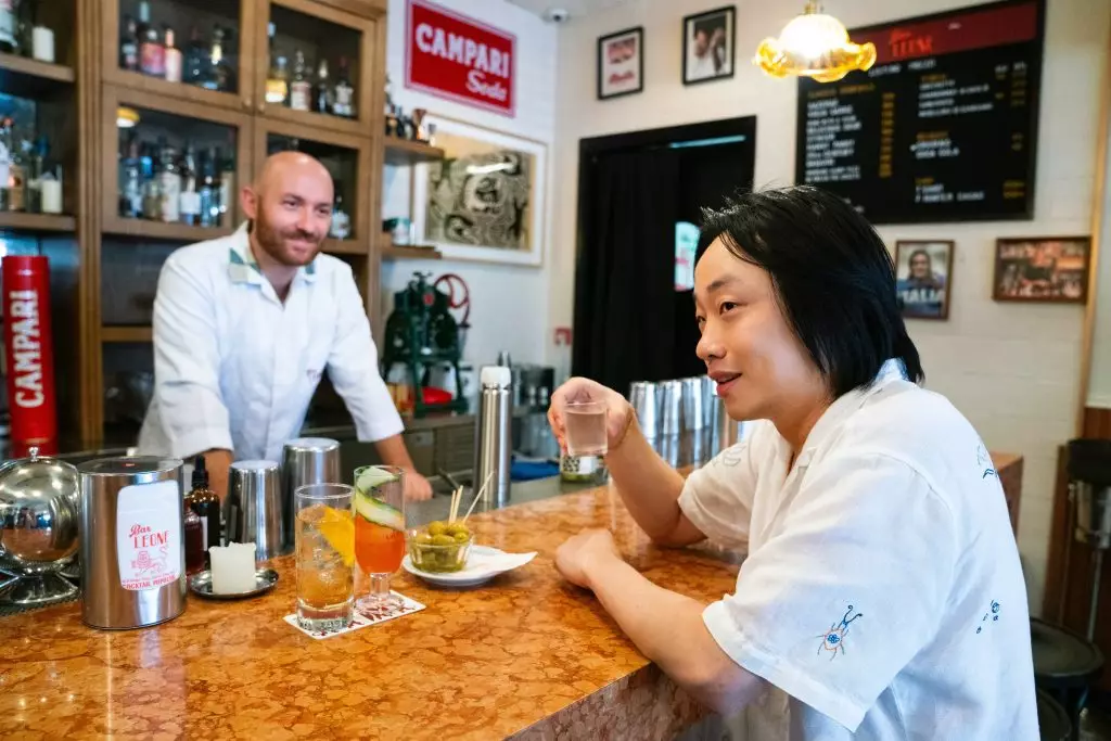 歐陽萬成到訪亞洲最佳酒吧,細味精緻經典雞尾酒。旅發局圖片