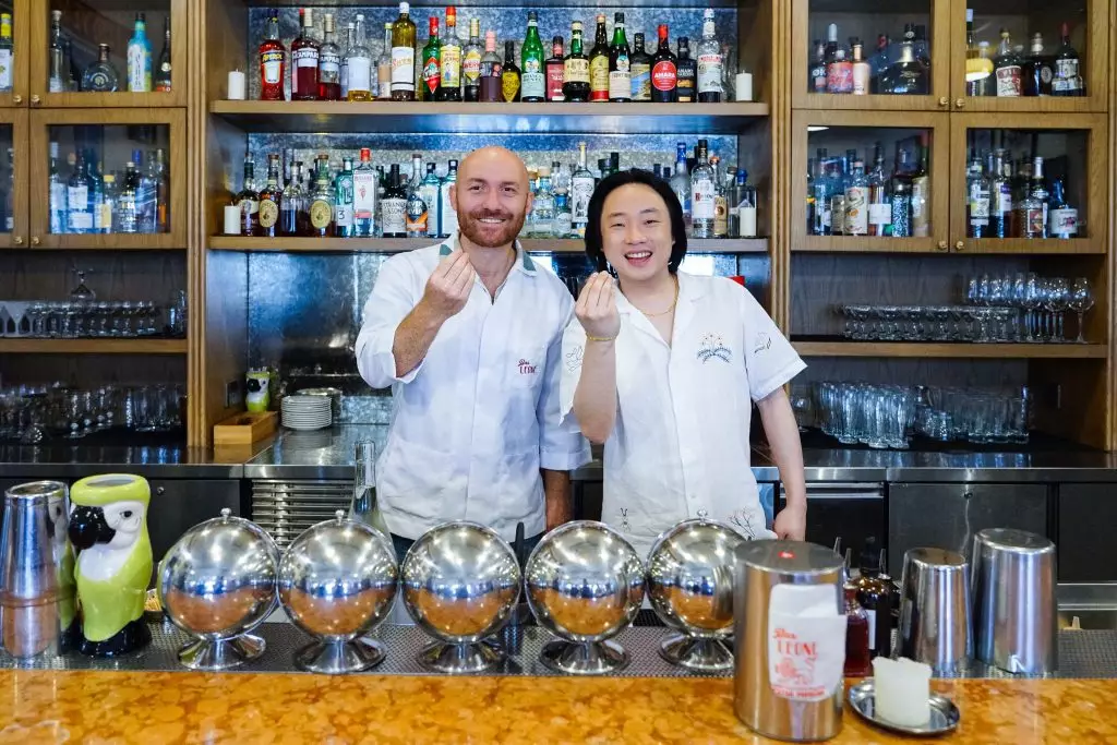 歐陽萬成到訪亞洲最佳酒吧,細味精緻經典雞尾酒。旅發局圖片