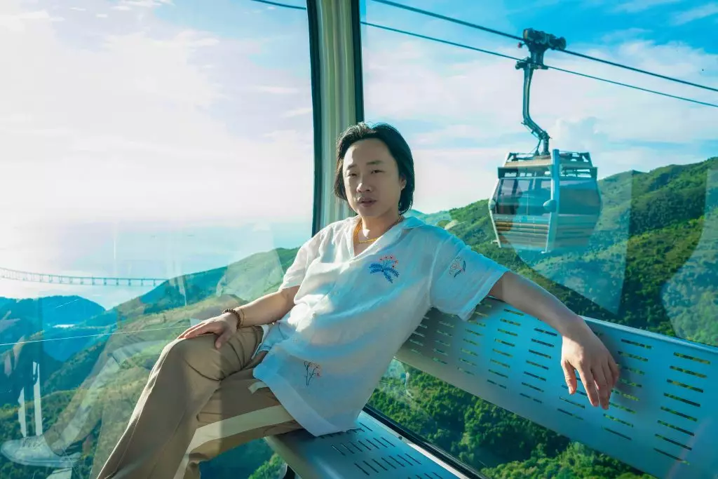 歐陽萬成坐水晶纜車遊昂坪。旅發局圖片