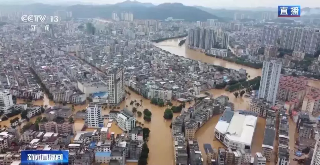 廣東肇慶懷集縣懷城街道的綏江懷集站早上出現55.22米的洪峰水位。央視新聞截圖