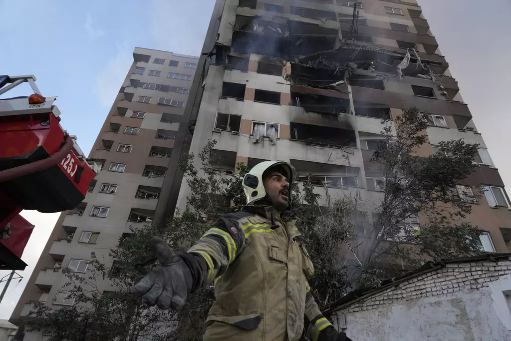 伊朗德黑蘭北部一處住宅區遭到以色列襲擊後爆炸。AP圖片