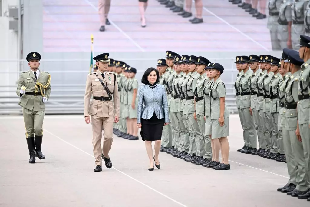 行政會議非官守議員召集人葉劉淑儀檢閱香港海關學員結業會操。政府新聞處圖片