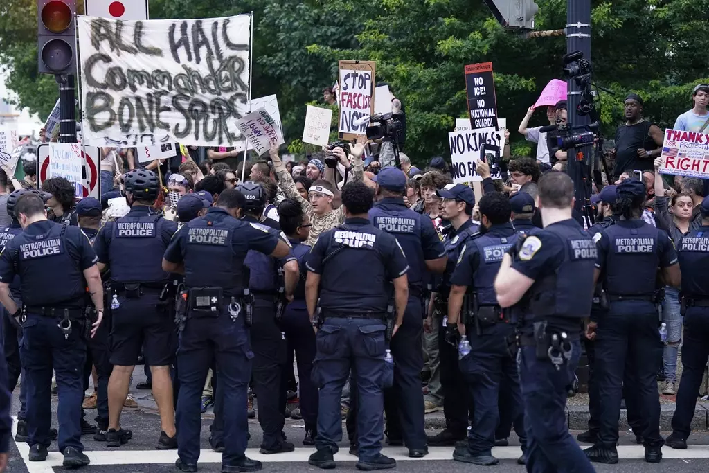 華盛頓當局增派警員戒備,並在多條主要街道及建築附近設置圍欄。AP圖片