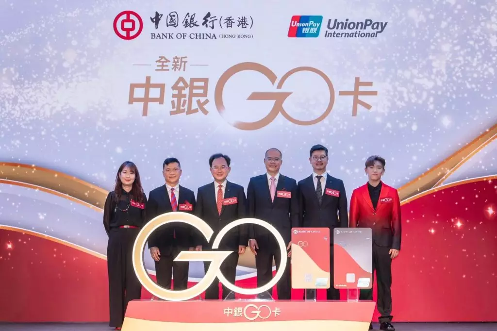 中銀香港副總裁陳文(左三)、銀聯國際港澳台大區總裁李鵬林(右三)、銀聯國際港澳台大區副總裁李兆豐(左二)、中銀信用卡(國際)總經理何偉文(右二)、中銀信用卡(國際)副總經理陳碧蓮(左一),以及歌手張天賦(右一)主持「中銀Go卡」發卡儀式。